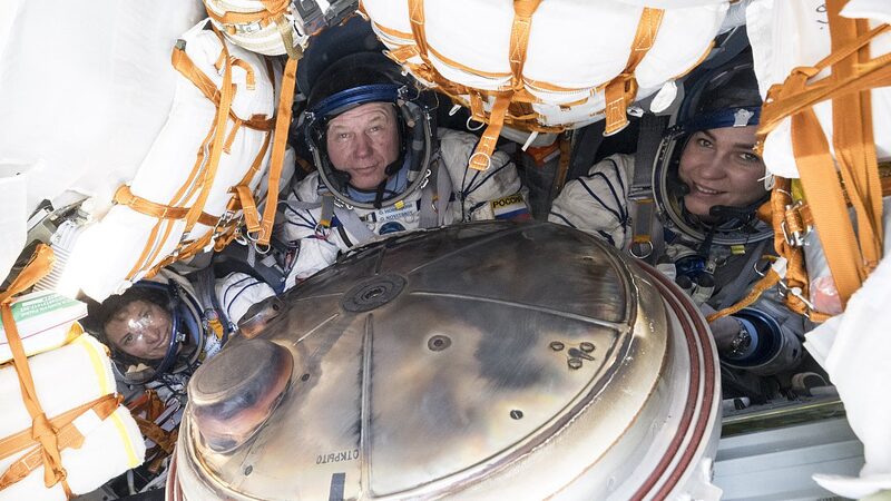 _La_Soyuz_regresa_a_casa__Tres_astronautas_aterrizan_con_e_xito_en_Kazajista_n
