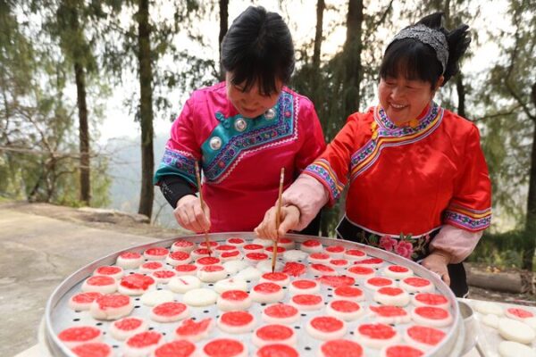 La Tribu Tujia Celebra el Año Nuevo con Pasteles Coloridos 🎉🍰 La_Tribu_Tujia_Celebra_el_An_o_Nuevo_con_Pasteles_Coloridos___