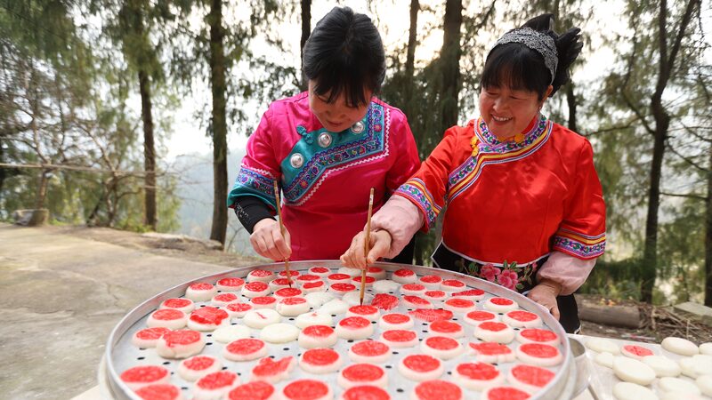 La_Tribu_Tujia_Celebra_el_An_o_Nuevo_con_Pasteles_Coloridos___