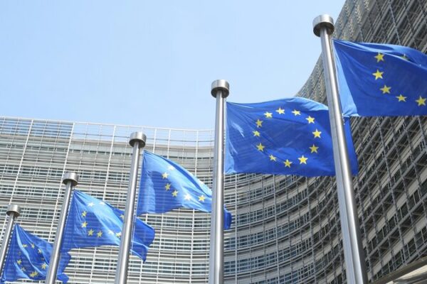 La_UE_presenta_un_plan_de_accio_n_para_impulsar_la_industria_automotriz___