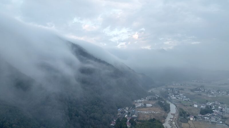 La_aldea_Yuping_en_el_este_de_China_se_transforma_en_un_son_ador_mar_de_nubes video poster