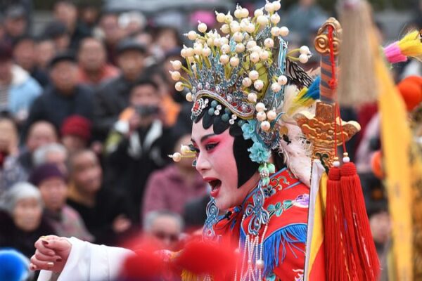 La_antigua_o_pera_china_ilumina_Anhui__Multitudes_emocionadas_con__Mu_Guiying_toma_el_mando_