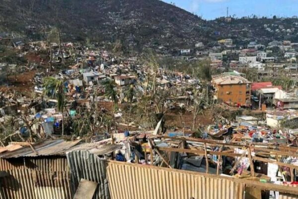 La_ayuda_francesa_llega_mientras_el_ciclo_n_Chido_devasta_Mayotte__se_teme_la_muerte_de_cientos