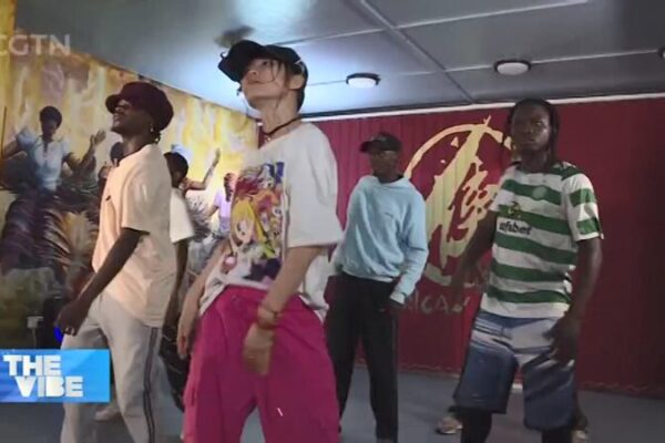 La bailarina china Li Ziyan conecta China y Uganda con fusión de hip hop 🎶 La_bailarina_china_Li_Ziyan_conecta_China_y_Uganda_con_fusio_n_de_hip_hop__ video poster