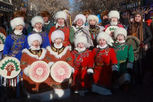 La_cultura_Hezhe_ilumina_las_calles_de_Harbin
