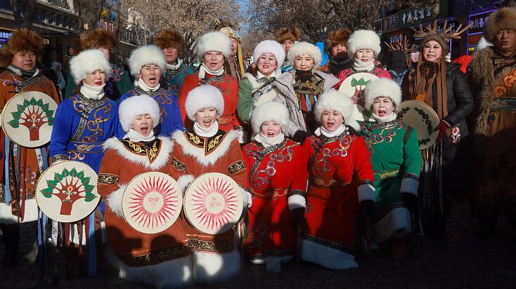 La_cultura_Hezhe_ilumina_las_calles_de_Harbin