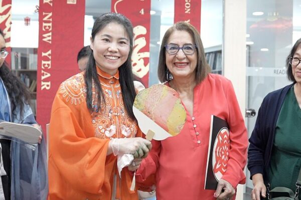 La cultura de China brilla en Kuwait: una noche de danza, música y unidad La_cultura_de_China_brilla_en_Kuwait__una_noche_de_danza__mu_sica_y_unidad video poster