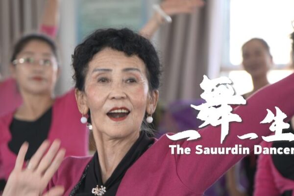 La danza de toda la vida de Hongmei: Preservando la tradición de Sauurdin La_danza_de_toda_la_vida_de_Hongmei__Preservando_la_tradicio_n_de_Sauurdin video poster