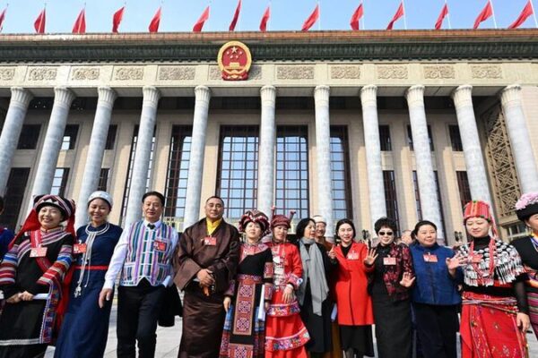 La democracia única de China: ¿Un modelo para el mundo? 🌐 La_democracia_u_nica_de_China___Un_modelo_para_el_mundo___