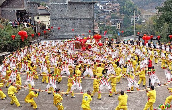 La_e_pica_danza_del_drago_n_de_banquillos_de_madera_de_Anshan_da_la_bienvenida_al_An_o_Nuevo_Chino_2025