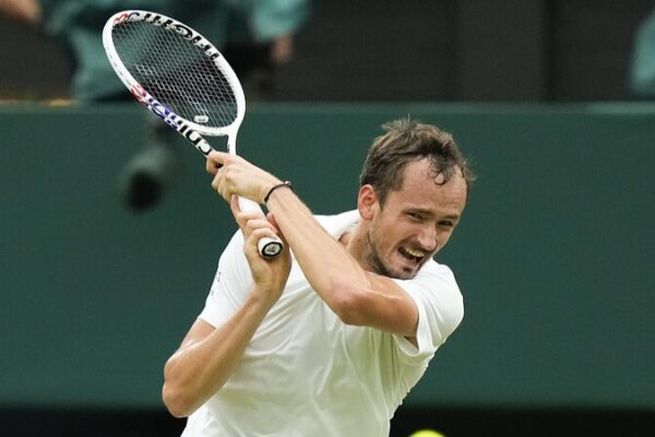 La épica victoria de cinco sets de Medvedev sobre Sinner lo lleva a las semifinales de Wimbledon 🎾💪 La_e_pica_victoria_de_cinco_sets_de_Medvedev_sobre_Sinner_lo_lleva_a_las_semifinales_de_Wimbledon___