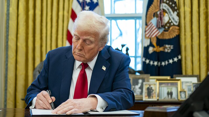La_economi_a_de_EE__UU__tambalea_mientras_Trump_impone_aranceles___Titanes_tecnolo_gicos_continu_an_la_batalla