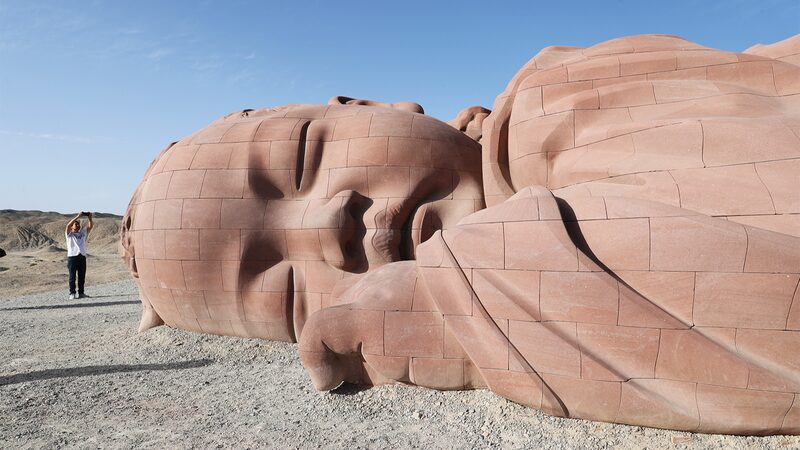 La_escultura_del_gigante_bebe__dormido_asombra_a_los_visitantes_en_el_desierto_de_China____