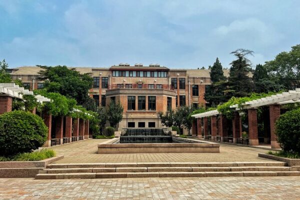 La_esgrima_genera_amistad__Universidades_de_China_y_Estados_Unidos_se_enfrentan_en_Tsinghua___