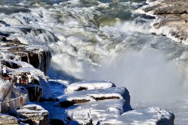 La espectacular cascada helada de Hukou asombra a los visitantes en el norte de China La_espectacular_cascada_helada_de_Hukou_asombra_a_los_visitantes_en_el_norte_de_China video poster