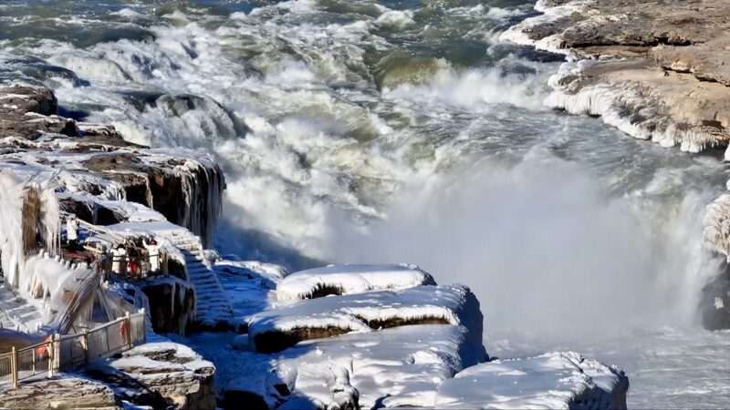 La_espectacular_cascada_helada_de_Hukou_asombra_a_los_visitantes_en_el_norte_de_China video poster