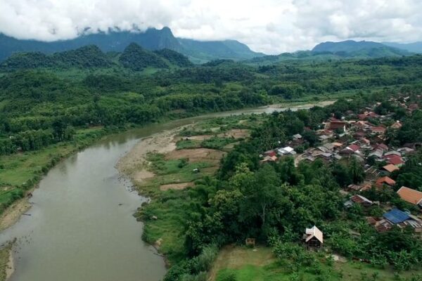 La esperanza llega a Xienglom: expertos chinos traen luz a un pueblo de Laos La_esperanza_llega_a_Xienglom__expertos_chinos_traen_luz_a_un_pueblo_de_Laos video poster