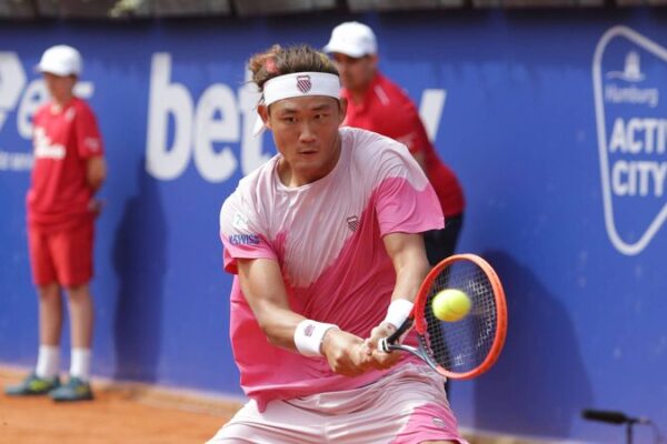 ¡La estrella china del tenis Zhang Zhizhen avanza a los cuartos de final del Abierto de Hamburgo! 🎾 _La_estrella_china_del_tenis_Zhang_Zhizhen_avanza_a_los_cuartos_de_final_del_Abierto_de_Hamburgo___
