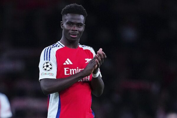 La estrella del Arsenal Saka estará fuera por semanas tras lesión de tendón de la corva ⚽😢 La_estrella_del_Arsenal_Saka_estara__fuera_por_semanas_tras_lesio_n_de_tendo_n_de_la_corva___
