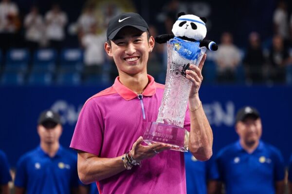 La estrella emergente de China, Shang Juncheng, gana su primer tĂtulo ATP en el Chengdu Open 🎾🏆 La_estrella_emergente_de_China__Shang_Juncheng__gana_su_primer_ti_tulo_ATP_en_el_Chengdu_Open___