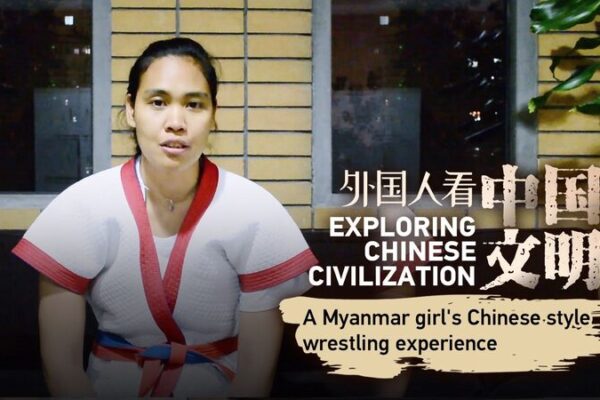 La_estudiante_de_Myanmar_Xiaoxue_explora_la_lucha_china_en_Peki_n video poster