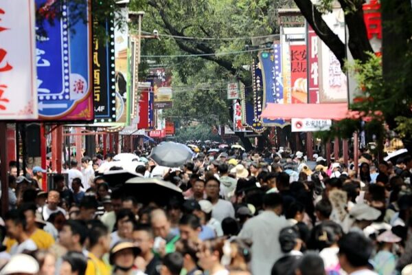 ¡La fiebre de viajes de verano de China 🔥 impulsa la economía! _La_fiebre_de_viajes_de_verano_de_China___impulsa_la_economi_a_