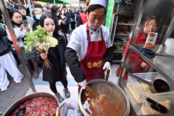 La fiebre del hot pot picante de Tianshui: Un viaje lleno de sabor por el corazón cultural de Gansu La_fiebre_del_hot_pot_picante_de_Tianshui__Un_viaje_lleno_de_sabor_por_el_corazo_n_cultural_de_Gansu