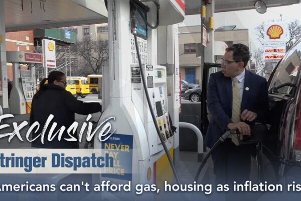 La inflación en EE.UU. se dispara: los estadounidenses luchan con el aumento de los costos de gasolina y vivienda La_inflacio_n_en_EE_UU__se_dispara__los_estadounidenses_luchan_con_el_aumento_de_los_costos_de_gasolina_y_vivienda video poster
