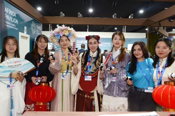 La_juventud_china_brilla_en_la_COP29__de_recorridos_por_pabellones_a_llamados_clima_ticos