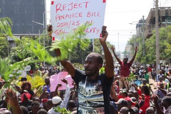 La juventud de Kenia se levanta: Las protestas se vuelven mortales por aumentos de impuestos 🚨 La_juventud_de_Kenia_se_levanta__Las_protestas_se_vuelven_mortales_por_aumentos_de_impuestos__