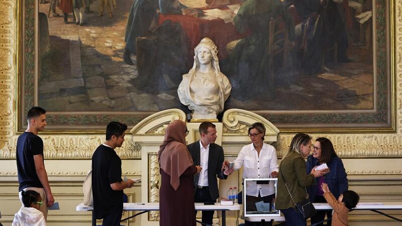 La_juventud_francesa_exige_un_cambio_radical_mientras_el_panorama_poli_tico_cambia____