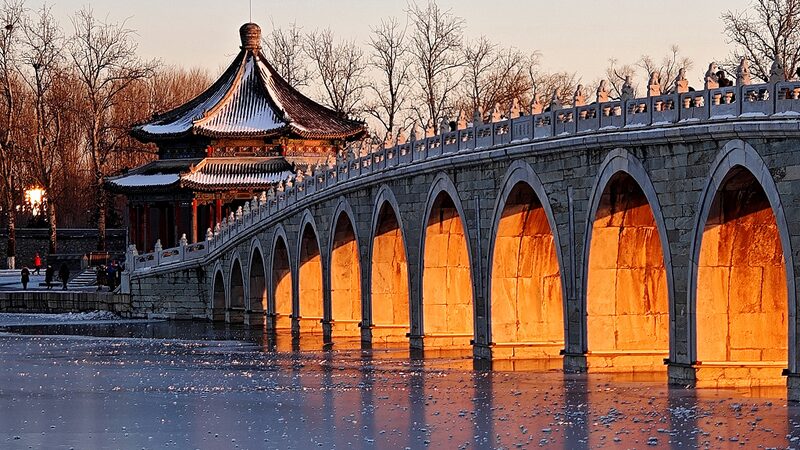 La_luz_dorada_transforma_el_Puente_de_Diecisiete_Arcos_en_un_especta_culo_ma_gico