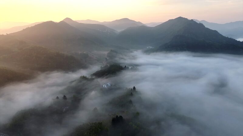 La_ma_gica_man_ana_de_Sihe_Township__Un_mar_de_nubes_en_las_exuberantes_montan_as_del_este_de_China video poster