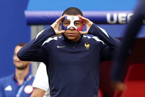 La_ma_scara_de_bandera_francesa_de_Kylian_Mbappe__esta__prohibida_en_la_Euro_2024____