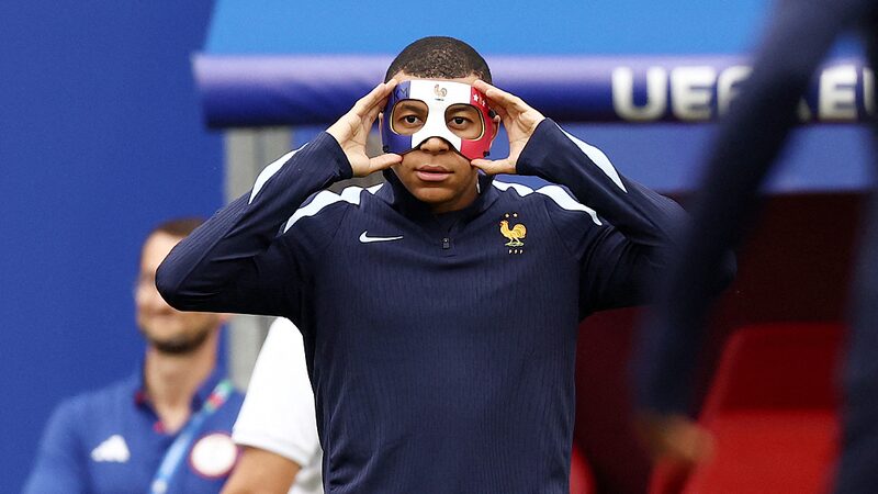 La_ma_scara_de_bandera_francesa_de_Kylian_Mbappe__esta__prohibida_en_la_Euro_2024____