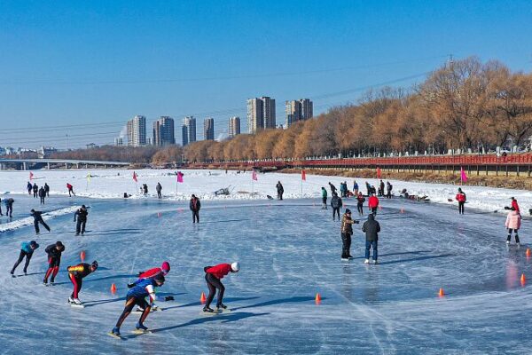 La maravilla invernal de Shenyang: locales se sumergen en deportes sobre hielo La_maravilla_invernal_de_Shenyang__locales_se_sumergen_en_deportes_sobre_hielo