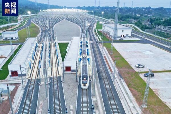 _La_mayor_base_de_trenes_de_alta_velocidad_de_China_ya_esta__en_marcha_