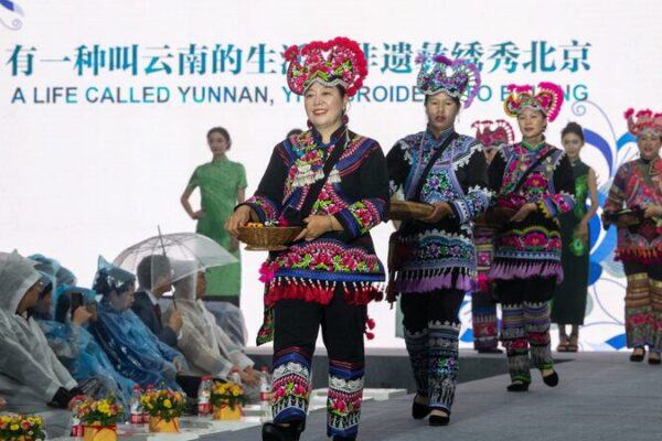 La moda étnica Yi deslumbra en el espectáculo de las Torres de Campana y Tambor en Beijing 🎉 La_moda_e_tnica_Yi_deslumbra_en_el_especta_culo_de_las_Torres_de_Campana_y_Tambor_en_Beijing__