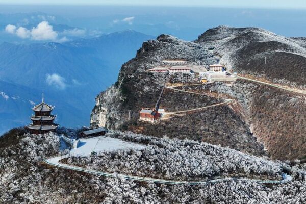 La montaña Longtou se transforma en un paraíso nevado ❄️ La_montan_a_Longtou_se_transforma_en_un_parai_so_nevado___