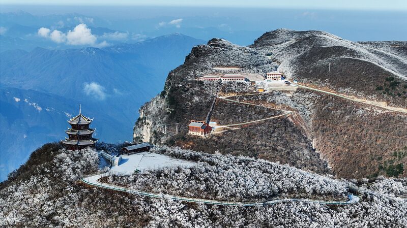 La_montan_a_Longtou_se_transforma_en_un_parai_so_nevado___