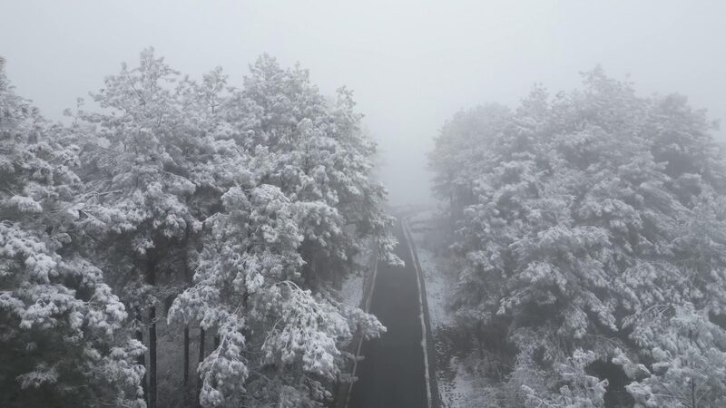 La_montan_a_de_te__de_Guizhou_se_transforma_en_un_mundo_de_maravillas_plateadas_con_la_primera_nevada______ video poster