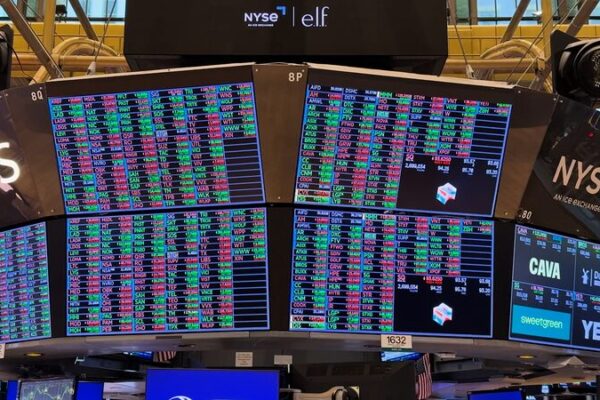 La_montan_a_rusa_del_mercado_de_valores_de_EE__UU__en_2024__Trump__IA_y_el_regreso_de_Bitcoin video poster