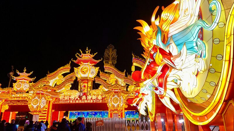 La_mparas_iluminan_el_Parque_del_Lago_del_Sur__Una_noche_espectacular_en_Tangshan