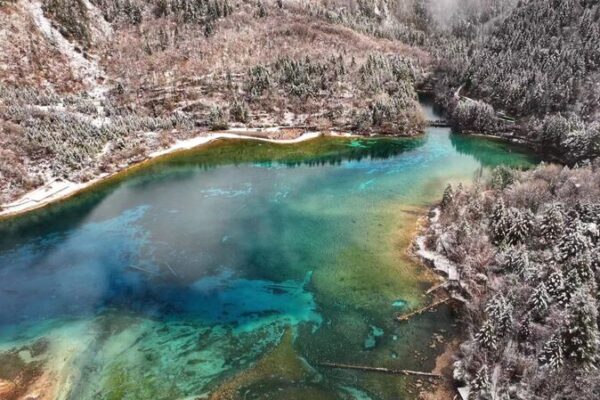 La nevada convierte el Parque Nacional Jiuzhaigou en un paraíso primaveral ❄️🌸 La_nevada_convierte_el_Parque_Nacional_Jiuzhaigou_en_un_parai_so_primaveral____