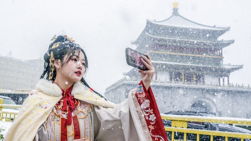 La_nieve_transforma_Xi_an_en_una_antigua_maravilla_invernal_mientras_amantes_del_hanfu_abrazan_la_tradicio_n_____