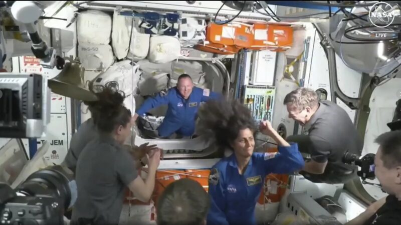 La_nueva_ca_psula_de_Boeing_llega_e_picamente_a_la_Estacio_n_Espacial_pese_a_problemas_con_los_propulsores___