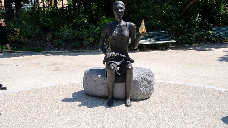 La_nueva_escultura_de_Alison_Saar_ilumina_Pari_s_para_el_Di_a_Oli_mpico___