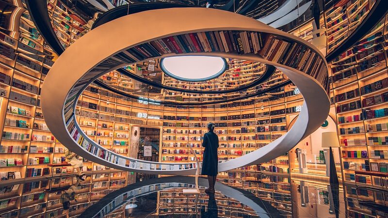 La_nueva_libreri_a_con_disen_o_de_cinta_de_Mo_bius_en_Shenzhen_lleva_a_los_lectores_en_un_viaje_de_ensuen_o