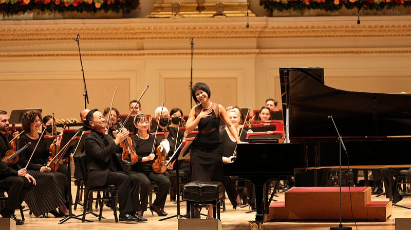 La_pianista_china_Wang_Yujia_hace_historia_en_la_66a_edicio_n_de_los_Premios_Grammy___