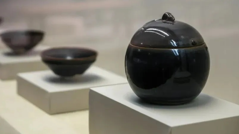 La_porcelana_Jian_Ware_brilla_en_la_nueva_exposicio_n_del_Museo_Nacional_de_China video poster